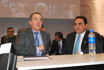 El Presidente Álvaro Uribe Vélez junto a su homólogo de El Salvador, Elías Antonio Saca, minutos antes de que el Mandatario colombiano interviniera en el Encuentro Nacional de la Empresa Privada (Enade), en la capital salvadoreña, como invitado especial.