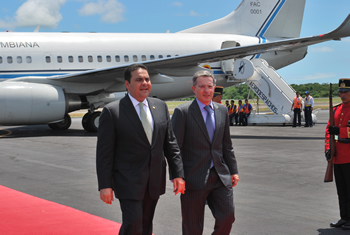 El Presidente Álvaro Uribe Vélez llegó hacia la una de la tarde, hora local, al Aeropuerto Internacional de El Salvador. El Mandatario fue recibido por su homólogo, Elías Antonio Saca. Uribe asistirá esta tarde a dos eventos en la capital salvadoreña, en uno de ellos como conferencista principal.