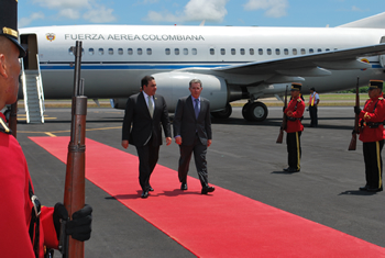 Luego de cumplir una intensa agenda en Estados Unidos, el Presidente Álvaro Uribe Vélez llegó este jueves a El Salvador. En el Aeropuerto Internacional de Comalapa, el Mandatario fue recibido por su homólogo, Elías Antonio Saca González.