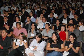 Estudiantes salvadoreños escuchan la intervención del Presidente de Colombia, Álvaro Uribe Vélez, durante la conferencia que el Mandatario pronunció en el ‘Teatro Presidente’ de la ciudad de San Salvador, este jueves 25 de septiembre, en el marco de su visita a esta nación.