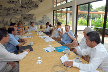 El Presidente Álvaro Uribe Vélez se reunió, a primera hora de este domingo 28 de septiembre en Cali, con autoridades locales y directivos del MIO, para tratar el tema de la operación promocional del Sistema de Transporte Masivo de la capital vallecaucana.
