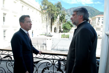Los presidentes Álvaro Uribe Vélez y Fernando Lugo Méndez hicieron una pequeña pausa en su apretada agenda, y salieron a uno de los balcones de la Casa de Nariño, para dialogar animadamente durante varios minutos.