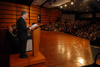 El Presidente de la República, Álvaro Uribe Vélez, y el Alcalde de Bogotá, Samuel Moreno, durante el acto de instalación de la Feria Internacional de Bogotá, este lunes 29 de septiembre en el auditorio de Corferias.
