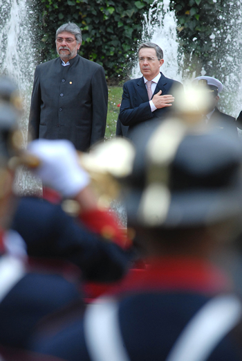 El Presidente del Paraguay, Fernando Lugo, este lunes 29 de septiembre, cuando recibía honores militares en la Plaza de Armas de la sede del Gobierno colombiano. A su lado, el Presidente de la República, Álvaro Uribe Vélez. 