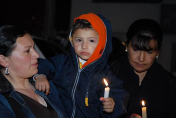 Con velas encendidas estas dos mujeres y el niño se sumaron a los cientos de personas que llegaron hasta el hospital San Antonio de Chía, para manifestar su solidaridad y su sentimiento de pesar a los familiares del bebé Luis Santiago Lozano.
