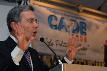El Presidente Álvaro Uribe Vélez hizo una presentación detallada de las políticas del Gobierno Nacional para enfrentar la crisis económica mundial, en el marco de la Conferencia Anual de Ejecutivos (Cade), de la Asociación Panameña de Ejecutivos de Empresa, en Ciudad de Panamá.