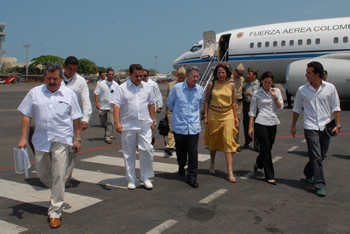 El Presidente de la República, Álvaro Uribe, llegó este miércoles a Cartagena, donde participa en el acto de inicio de la operación directa en Colombia de la naviera alemana Hamburg Sud. El Jefe de Estado fue recibido por el Gobernador de Bolívar, Joaco Berrío, y la Alcaldesa de Cartagena, Judith Pinedo. 