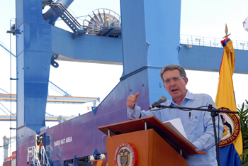 “Ojalá podamos superar esta crisis con la menor afectación de nuestro empleo”, dijo hoy el Presidente Álvaro Uribe Vélez, durante el acto de inicio de la operación directa en Colombia de la naviera alemana Hamburg Süd, en la Sociedad Portuaria de Cartagena. 