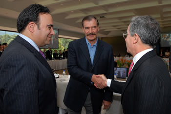 Saludo entre el Presidente Álvaro Uribe Vélez y el ex Presidente de México, Vicente Fox, quienes participaron este jueves en el Segundo Foro Latinoamericano de Mercados Emergentes, que se realiza en Bogotá entre el 1° y el 3 de abril, para analizar la crisis económica mundial y los retos de los países de la región para afrontarla. 