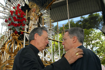 "Bienvenido a Popayán, su Casa Católica", le dijo el Arzobispo de la ciudad, Monseñor Iván Antonio Marín, al Presidente Álvaro Uribe Vélez, a su llegada a las instalaciones de Comfacauca, lugar donde se realizó el Consejo Comunal de Gobierno.