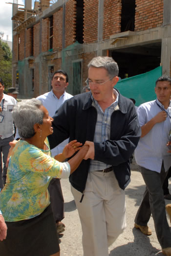 La señora Carmen de Sánchez, habitante de Popayán, le agradece al Presidente Álvaro Uribe Vélez la intención de mejorar la infraestructura del Colegio Mayor del Cauca, ubicado en esa ciudad. La obra es ejecutada por el Consorcio Construcciones Occidente. 