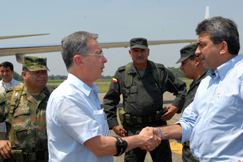 El Gobernador del Meta, Darío Vásquez, recibió en el Comando Aéreo de Combate Número 2 (Cacom 2) al Presidente Álvaro Uribe, quien lideró este lunes un Consejo de Seguridad en Villavicencio.