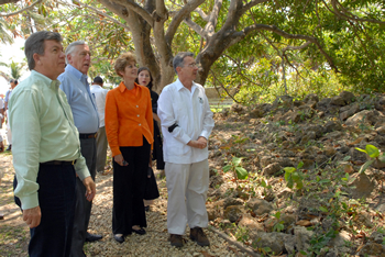 El Presidente Álvaro Uribe, la Embajadora en Estados Unidos, Carolina Barco, y los Representantes Steny Hoyer y Roy Letterman, se detienen a observar la vegetación durante un recorrido que hicieron por la Casa de Huéspedes Ilustres de Cartagena, luego de la reunión de trabajo que se cumplió allí este martes, con el propósito de revisar temas como el Plan Colombia, los avances en derechos humanos, el TLC y la lucha contra el terrorismo.