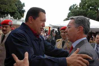 El Presidente de la República Bolivariana de Venezuela, Hugo Chávez Frías, saluda a su homólogo de Colombia, Álvaro Uribe Vélez, a quien recibió en el Palacio de Miraflores en Caracas, donde los mandatarios adelantan una agenda de trabajo en la que revisan los temas de interés común para las dos naciones.