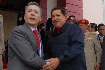 Saludo de los Presidentes de la República Bolivariana de Venezuela, Hugo Chávez Frías, y de Colombia, Álvaro Uribe Vélez, antes de comenzar una reunión oficial en el Palacio de Miraflores. Los mandatarios abordaron temas de interés común para ambas naciones, como la creación de un fondo binacional para promover la pequeña y mediana empresa. 