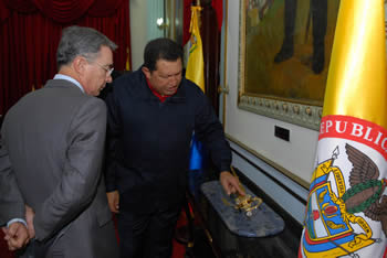 El Presidente de la República Bolivariana de Venezuela, Hugo Chávez Frías, le muestra a su homólogo de Colombia, Álvaro Uribe Vélez, una réplica de la espada del Libertador Simón Bolívar, que le regaló el Gobierno de Perú y se conserva en el Palacio de Miraflores, en Caracas. 