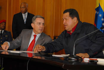 Los presidentes de Colombia, Álvaro Uribe, y de Venezuela, Hugo Chávez, minutos antes de la rueda de prensa que se cumplió luego del encuentro que sostuvieron este martes en la ciudad de Caracas.