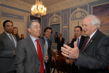 El Presidente Álvaro Uribe Vélez conversa con el congresista demócrata Sander Levin, Presidente del Comité de Comercio de la Cámara de Representantes de Estados Unidos, minutos antes de la reunión que sostuvieron hoy en la Casa de Nariño. El legislador llegó a Bogotá para conocer de primera mano los avances registrados en el país en los últimos años.