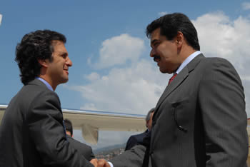 Saludo entre el Canciller Jaime Bermúdez y su homólogo de la República Bolivariana de Venezuela, Nicolás Maduro, en el Aeropuerto Internacional de Maiquetía, a donde el Presidente Álvaro Uribe llegó este martes para reunirse con el Presidente Hugo Chávez. El encuentro se cumplió en el Palacio de Miraflores. 