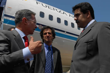 A su llegada al Aeropuerto Internacional de Maiquetía, el Presidente Álvaro Uribe Vélez conversa con el  Canciller Jaime Bermúdez y con el Ministro del Poder Popular para las Relaciones Exteriores de la República Bolivariana de Venezuela, Nicolás Maduro. 