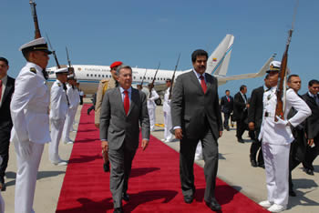 Al arribar al Aeropuerto Internacional de Maiquetía, el Presidente de la República, Álvaro Uribe Vélez, fue recibido con calle de honor por el Ministro del Poder Popular para las Relaciones Exteriores de Venezuela, Nicolás Maduro. 