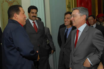 Los Presidentes de la República Bolivariana de Venezuela, Hugo Chávez, y de Colombia, Álvaro Uribe Vélez, conversan este martes 14 de abril en el Palacio de Miraflores. Los acompañan los Cancilleres Nicolás Maduro y Jaime Bermúdez. 