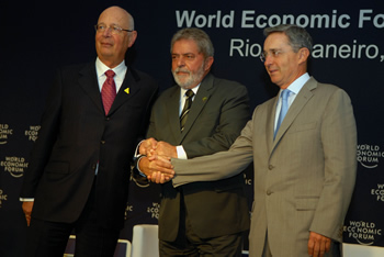 El Presidente Álvaro Uribe con su homólogo de Brasil, Luiz Inácio Lula da Silva, y con el Fundador y Presidente Ejecutivo del Foro Económico Mundial, profesor Klaus Schwab, durante la Plenaria de Apertura de la versión latinoamericana del evento, que se cumple en la ciudad de Río de Janeiro.