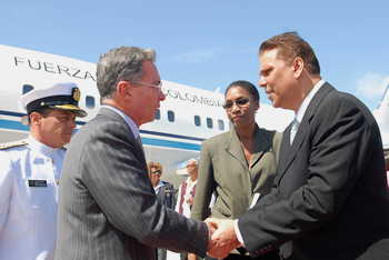 El Presidente de la República, Álvaro Uribe Vélez, llegó este viernes, 17 de abril, a Puerto España de Trinidad y Tobago, donde participará en la Quinta Cumbre de las Américas. El Jefe de Estado colombiano fue recibido por el Ministro de Relaciones Exteriores de Trinidad y Tobago, Lenny Saith.