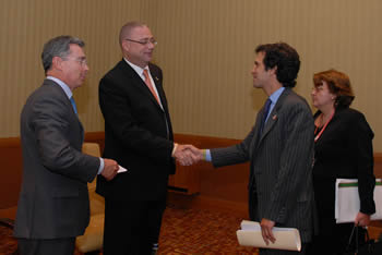 El Canciller Jaime Bermúdez saluda al Primer Ministro de Barbados, John Howard Thompson, al inicio de la reunión bilateral que cumplió este sábado el gobernante isleño con el Presidente Álvaro Uribe, durante la Cumbre de las Américas en Puerto España (Trinidad y Tobago).