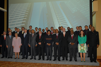 Foto oficial de la Quinta Cumbre de las Américas, que se cumple en Puerto España (Trinidad y Tobago, con la participación de 34 presidentes y jefes de estado y de gobierno de la región. El Presidente Álvaro Uribe aparece junto a sus homólogos de Chile, Michelle Bachelet, y de Costa Rica, Óscar Arias.