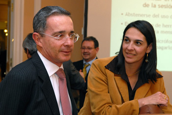 El Presidente Álvaro Uribe Vélez y la Ministra Consejera de la Presidencia, Claudia Jiménez Jaramillo, minutos antes de iniciarse el Consejo de Ministros en la Casa de Nariño, que en esta ocasión abordó el tema de desplazados. 