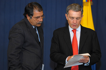 El Presidente Álvaro Uribe, acompañado por el Ministro de Transporte, Andrés Uriel Gallego, hace la última revisión al comunicado en el cual le anunció al país este martes la reducción en 400 pesos, de los precios de los combustibles.