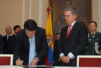 En ceremonia que se llevó a cabo este martes en la Casa de Nariño, el ingeniero Carlos Costa asumió ante el Presidente de la  República, Álvaro Uribe Vélez, como nuevo Ministro de Ambiente, Vivienda y Desarrollo Territorial.