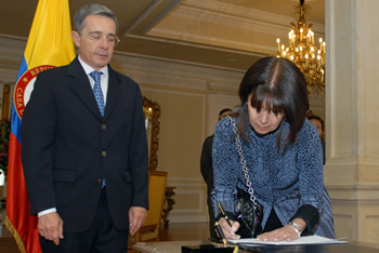 María Victoria Calle se posesionó como magistrada de la Corte Constitucional ante el Presidente Álvaro Uribe, en una ceremonia que se cumplió este viernes 24 de abril en el Salón Gobelinos de la Casa de Nariño.  