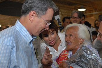 La reina de la tercera edad de Undeco, la señora Ana Bertina Hernández, saludó afectuosamente al Presidente de la República, Álvaro Uribe Vélez, a su llegada al VIII Congreso Nacional de Comerciantes. El evento fue organizado por la Unión Nacional de Comerciantes  (Undeco) en Conferias, de Barranquilla.