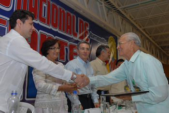 El Ministro de Ambiente, Vivienda y Desarrollo Territorial, Carlos Costa, le entregó este viernes el reconocimiento ‘A toda una vida gremial’ al comerciante Miguel Rueda Suárez durante el VIII Congreso Nacional de Comerciantes que organizó la Unión Nacional de Comerciantes  (Undeco) en Conferias Barranquilla. El evento fue liderado por el Presidente de la República, Álvaro Uribe Vélez.