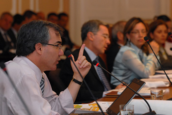 El Ministro de la Protección Social, Diego Palacio Betancourt, durante la reunión del Consejo Nacional de la Política Económica y Social (Conpes), que lideró este lunes el Presidente Álvaro Uribe en la Casa de Nariño. 