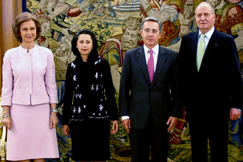 El Rey Juan Carlos de Borbón y la Reina Sofía de Grecia recibieron este miércoles al  Presidente Álvaro Uribe Vélez y su esposa, la señora Lina Moreno de Uribe, en el Palacio de La Zarzuela, en Madrid.