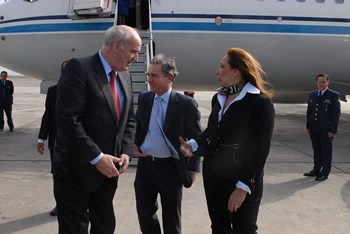 El Presidente Álvaro Uribe Vélez fue recibido este martes por el Canciller de Perú, José Antonio García Belaúnde, y por la Embajadora de Colombia en ese país, María Claudia Mosquera Jaramillo, al llegar a Lima, primera etapa de su gira para entrevistarse con sus homólogos de varias naciones suramericanas.