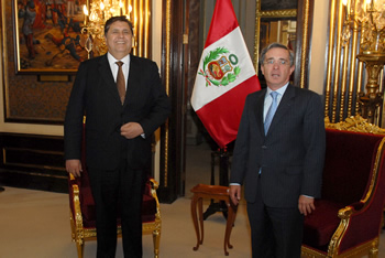 El Presidente de la República, Álvaro Uribe Vélez, se entrevistó este martes con el Presidente de Perú, Alan García, en la primera escala de su gira por Suramérica para conversar con homólogos de siete países sobre temas de seguridad y el riesgo del terrorismo. El Jefe de Estado colombiano visitó a su colega peruano en el Salón Mariano Santos, del Palacio de Gobierno de Lima, y la reunión comenzó a las 3:45 p.m.