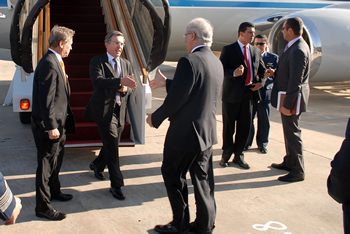 El Presidente de la República, Álvaro Uribe Vélez, a su llegada este miércoles a Buenos Aires, donde fue recibido por el Ministro de Relaciones Exteriores, Comercio Exterior y Culto de Argentina, Jorge Taiana. El Jefe de Estado llegó a Argentina en la segunda jornada de su viaje por Suramérica, para entrevistarse con su homóloga de ese país, Cristina Fernández. 