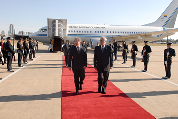 A  su llegada al Aeroparque Metropolitano de Buenos Aires, el Presidente Álvaro Uribe Vélez fue recibido este miércoles por el Ministro de Relaciones Exteriores, Comercio Exterior y Culto, de Argentina, Jorge Taiana. Uribe Vélez se trasladó a la Casa Rosada, sede gubernamental, para entrevistarse con la Presidenta de la Nación Argentina. Cristina Fernández.