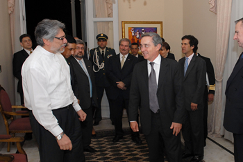 El Presidente de la República, Álvaro Uribe Vélez, en el momento de ser recibido este miércoles por su colega de Paraguay, Fernando Lugo, en el Palacio de los López, sede de Gobierno en Asunción. El Mandatario colombiano dialogó con el Jefe de Estado paraguayo, tal como lo ha hecho desde ayer con los de Perú, Chile, Bolivia y Argentina.