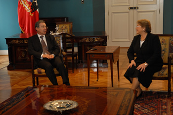 Los presidentes de Colombia, Álvaro Uribe Vélez, y Chile, Michelle Bachelet, sostuvieron hoy miércoles una reunión en el Palacio de la Moneda, como parte de la gira que el Mandatario colombiano adelanta por varios países de Suramérica.