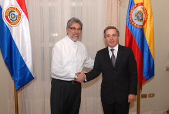 En el avión presidencial celebró este miércoles el Canciller Jaime Bermúdez, su cumpleaños número 43, acompañado por los integrantes de la comitiva que acompaña al Presidente Álvaro Uribe en la gira por varios países de Surámerica. En la imagen el Canciller junto al director de Protocolo del Ministerio de Relaciones Exteriores, Julio Aníbal Riaño, y el Contralmirante Rodolfo Amaya, Jefe de la Casa Militar de la Presidencia.  