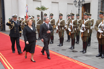 El Presidente Álvaro Uribe Vélez recibe los honores militares, al llegar este miércoles al Palacio de La Moneda, sede del Gobierno chileno. Minutos después, el Mandatario colombiano se reunió con la Presidenta Michelle Bachelet.