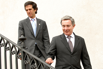 El Presidente de la República, Álvaro Uribe Vélez, acompañado por el Canciller Jaime Bermúdez, al término de su entrevista con la Presidenta de Chile, Michelle Bachelet. La entrevista se celebró este miércoles en el Palacio de la Moneda, en Santiago, en la segunda jornada de la visita que realiza el Jefe de Estado por siete países de Suramérica.