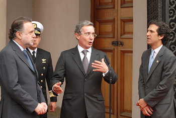 Tras reunirse este miércoles en el Palacio de la Moneda, de Santiago de Chile, con la Presidenta de esta  Nación, Michelle Bachelet, el Presidente Álvaro Uribe Vélez dialoga con los cancilleres de Colombia, Jaime Bermúdez, y del país anfitrión, Mariano Fernández.