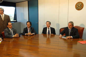 El Presidente Álvaro Uribe Vélez se reunió este jueves con su homólogo de Brasil, Luiz Inácio Lula da Silva. En la entrevista, celebrada en el Palacio de Planalto, en Brasilia, participaron el Canciller Jaime Bermúdez y el Embajador en Brasil, Tony Jozame Amar. El Mandatario concluyó así la visita que también incluyó a Perú, Bolivia, Chile, Argentina, Paraguay y Uruguay.