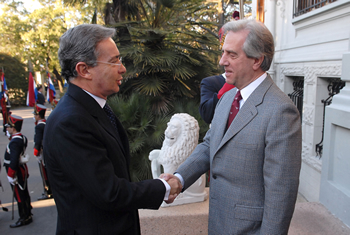 El Presidente de la República Oriental de Uruguay, Tabaré Vásquez, recibió este jueves al Mandatario colombiano, Álvaro Uribe Vélez, en la Residencia Presidencial de Suárez y Reyes. El Jefe de Estado concluye hoy una gira por varias naciones suramericanas, en la que se reunió con los jefes de Estado.